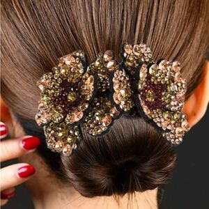 NIP. Stunning hair clip.